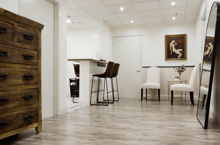  Explore our clinic's engaging social spots, designed for captivating interaction shots. Perfect for capturing dynamic, authentic scenes.
 