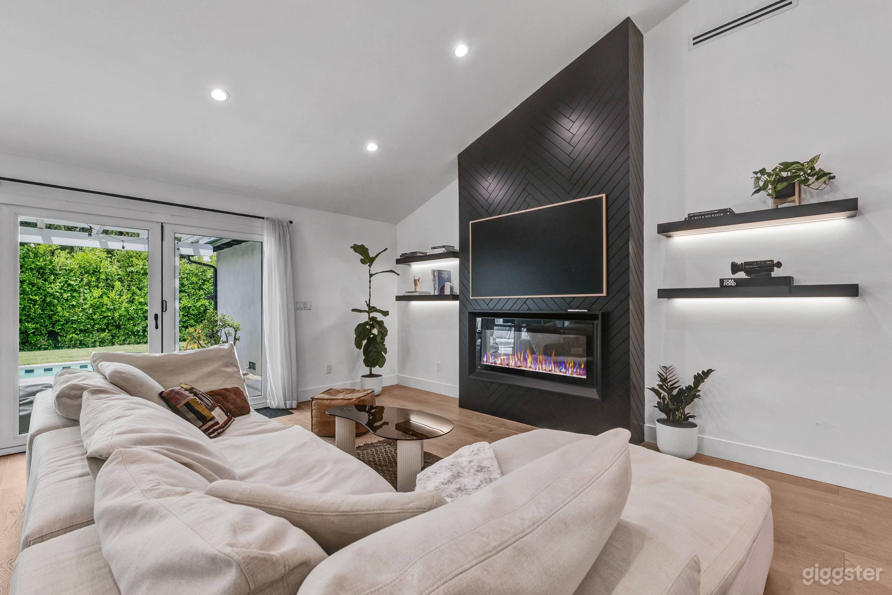 Designer Modern Home Photo 4