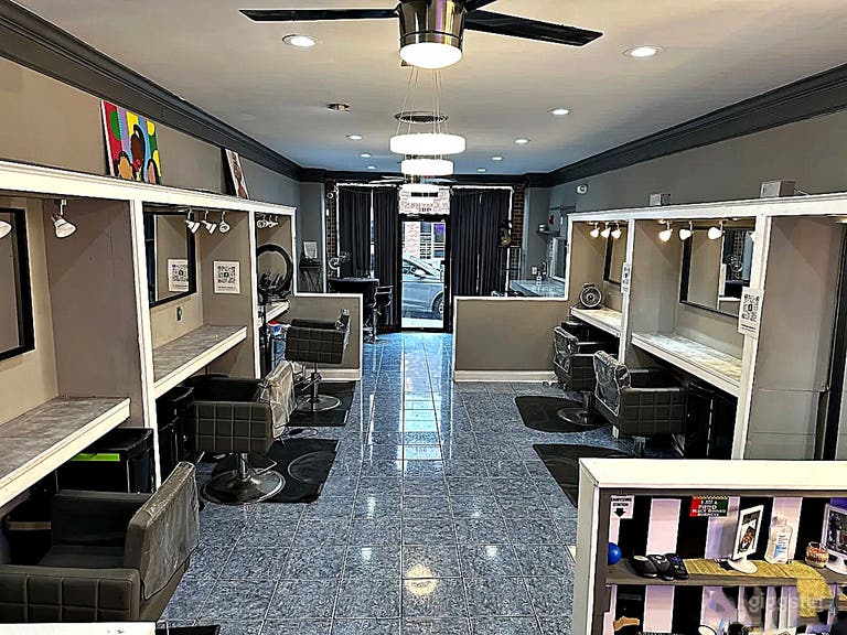  Spacious Upscale Salon for your Production 