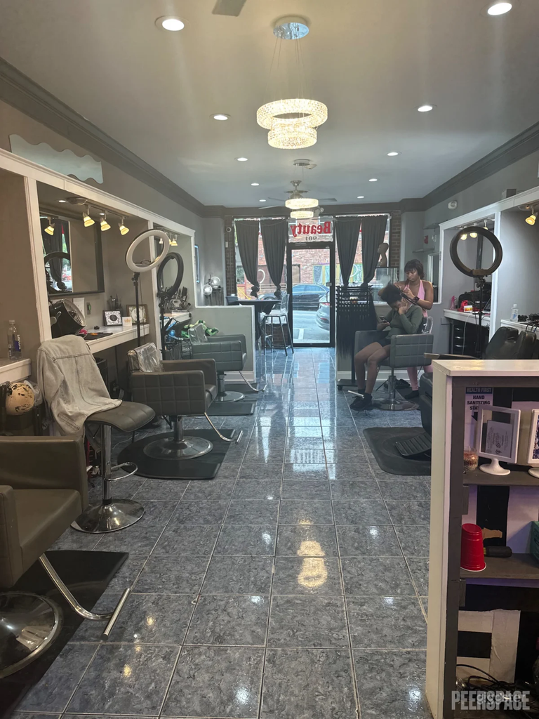  Spacious Upscale Salon for your Production 