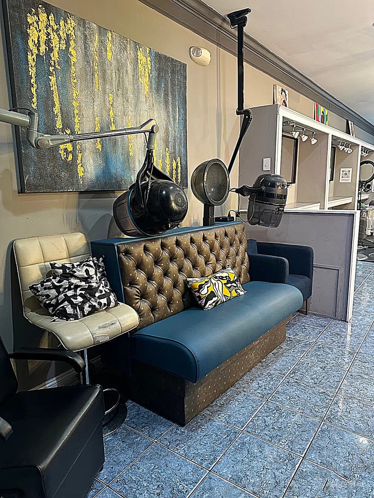  Spacious Upscale Salon for your Production 