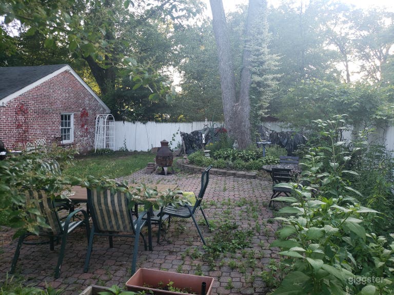  Garden &amp; Detached Garage 