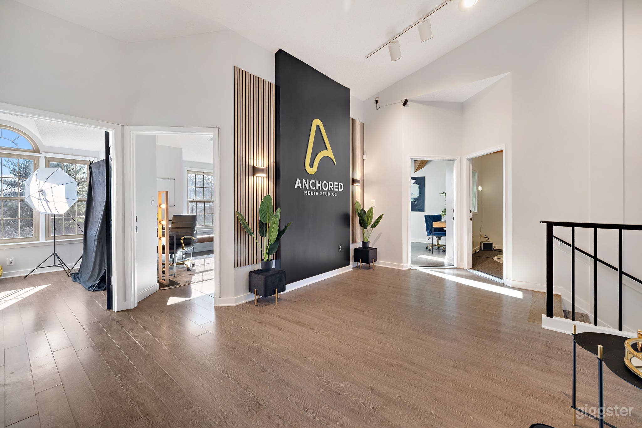 Photo | Video | Content Studio with Natural Night Photo 3