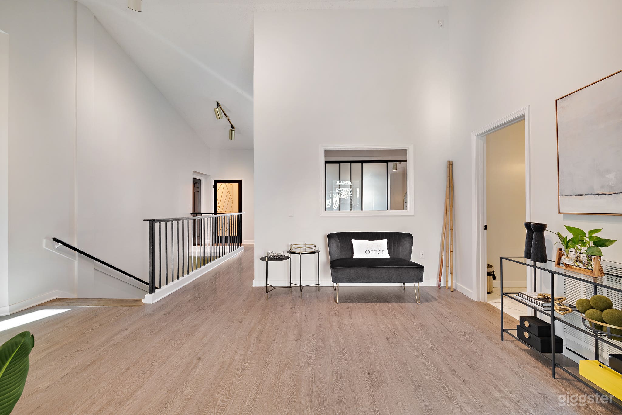 Photo | Video | Content Studio with Natural Night Photo 4