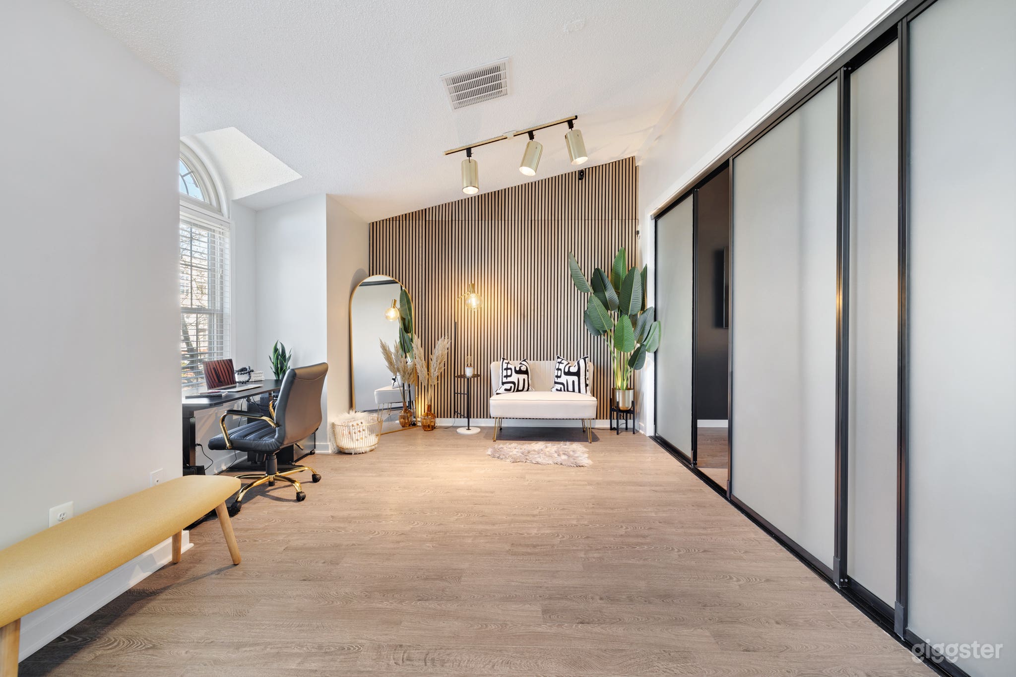 Photo | Video | Content Studio with Natural Night Photo 1