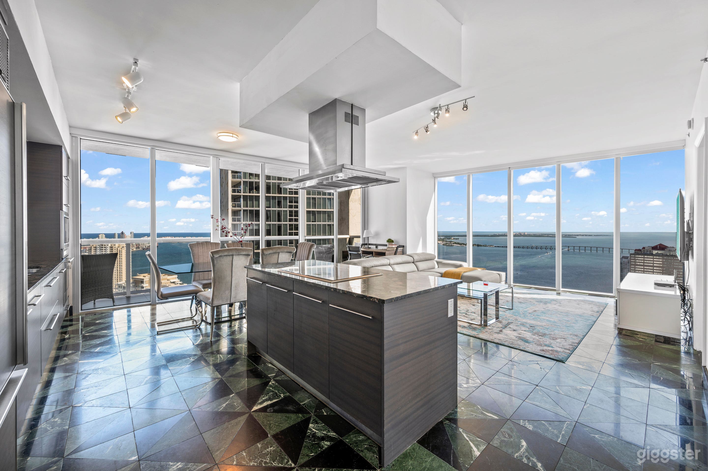 Ático de lujo en el piso 46 | Vistas al océano | 2 dormitorios / 2 baños Foto 1