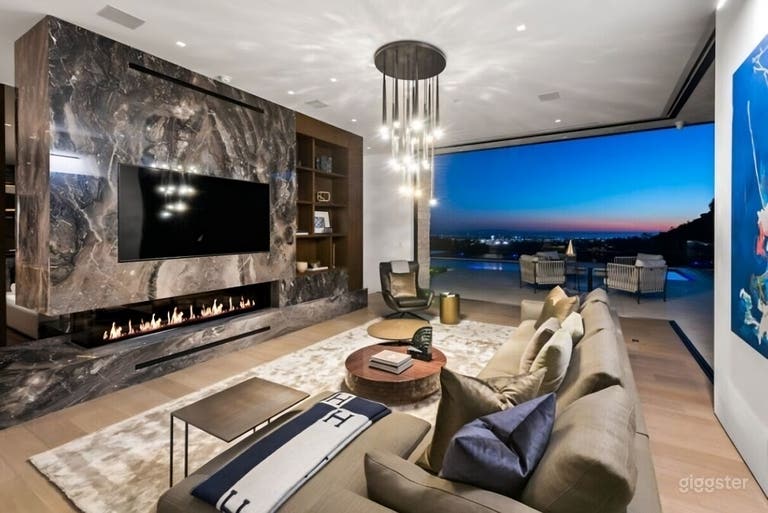  MONOCHROME MASTERPIECE WITH OCEAN HORIZON 