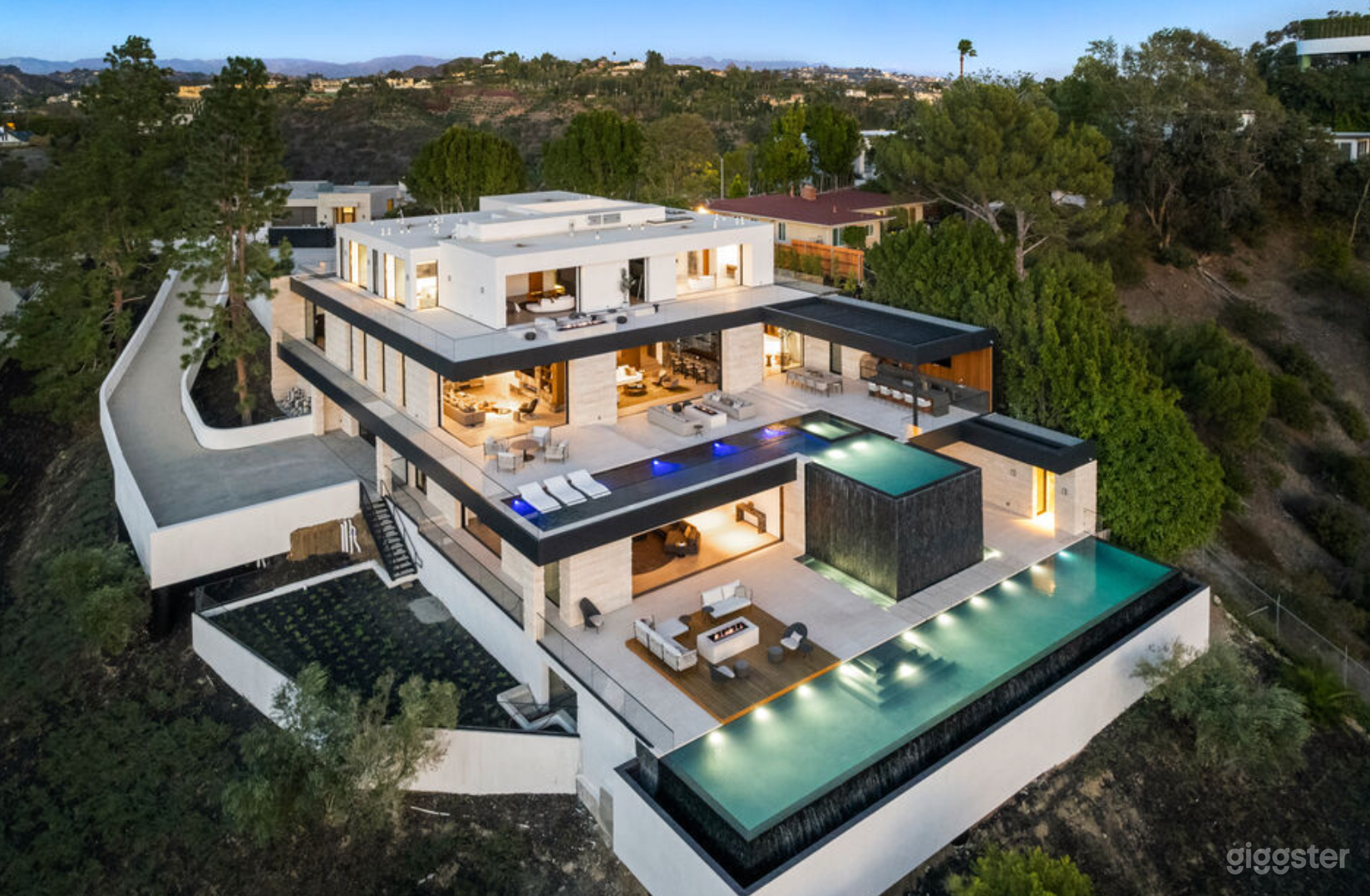 MONOCHROME MASTERPIECE WITH OCEAN HORIZON Photo 2