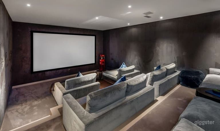  MONOCHROME MASTERPIECE WITH OCEAN HORIZON 