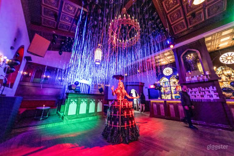  Club Nocturno Catedral Gótica del Siglo XIX con Ring de Lucha Libre 