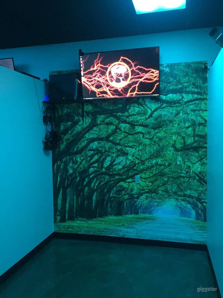 A Big Arcade Space with High Tech Equipment in Downtown Photo 3