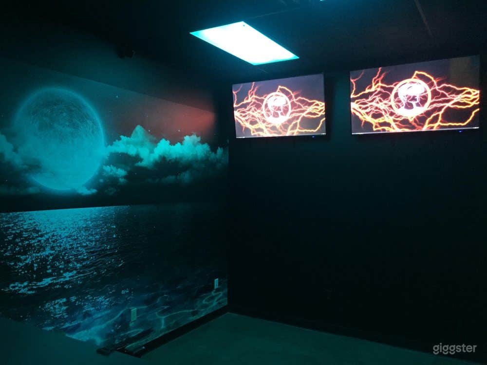 A Big Arcade Space with High Tech Equipment in Downtown Photo 2