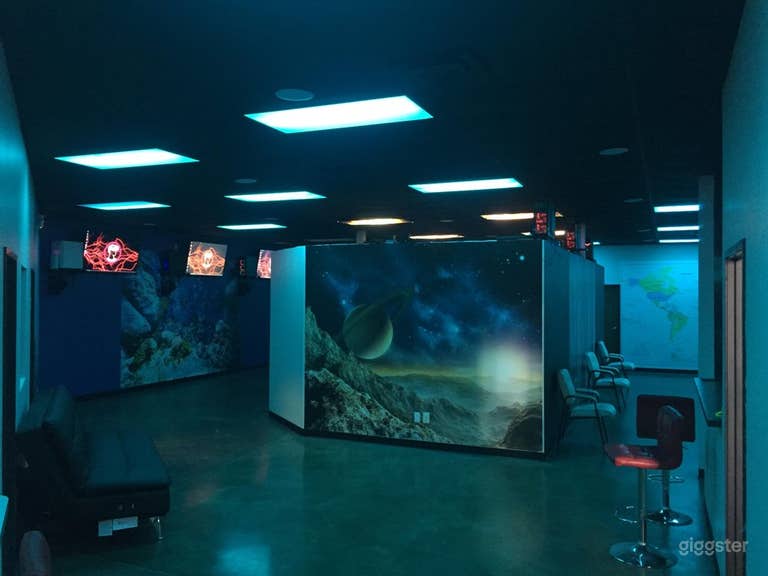  Un grand espace d'arcade avec équipement high-tech au centre-ville 