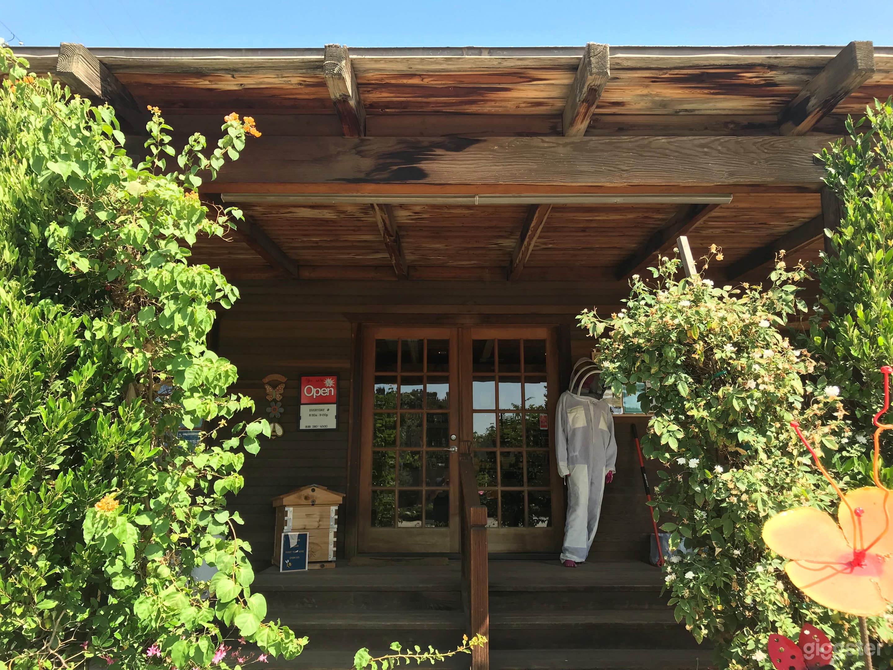 retail location that sells honey and gifts