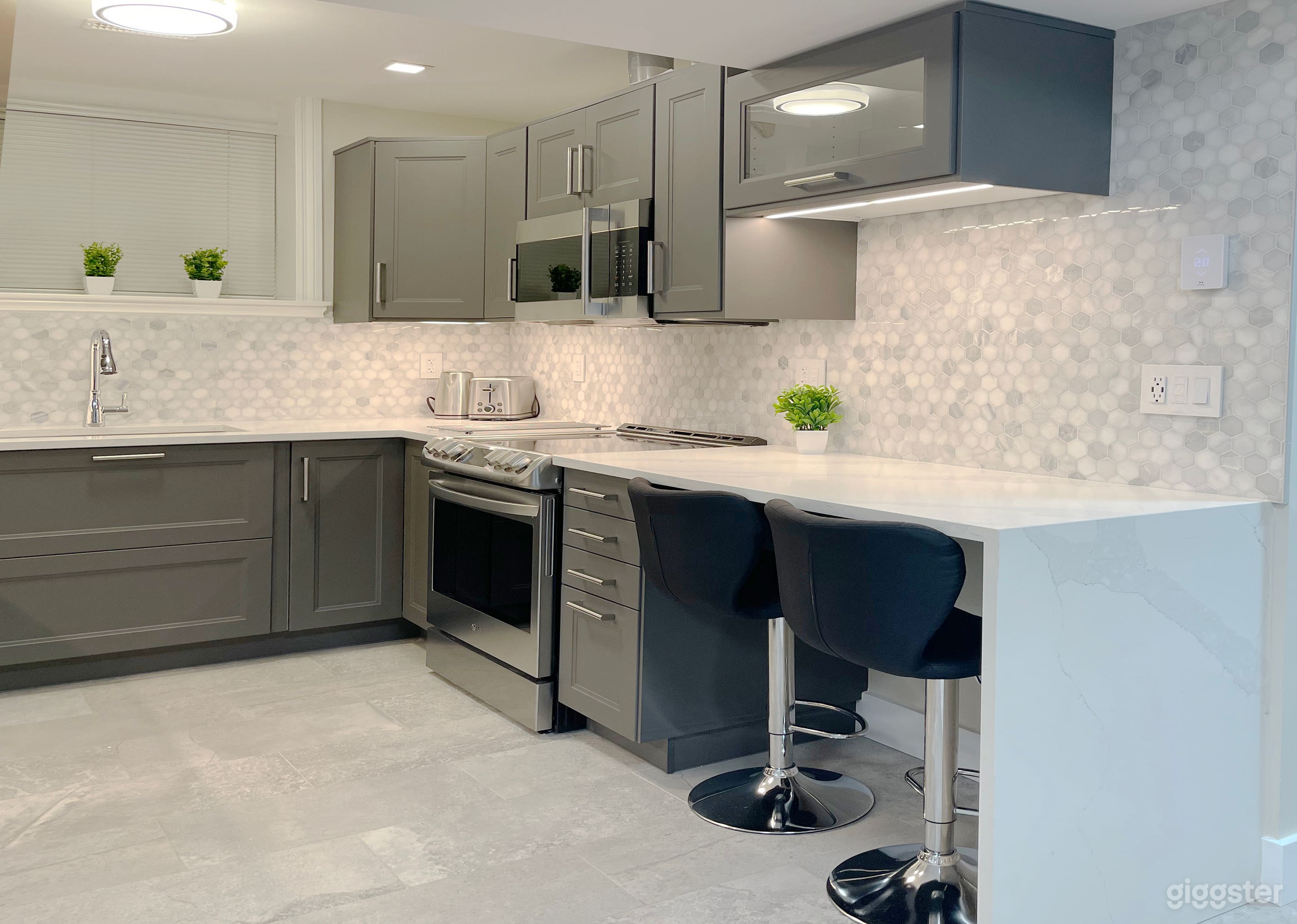 Cozy Modern 1 Bedroom 1 Bathroom Full Kitchen Photo 2