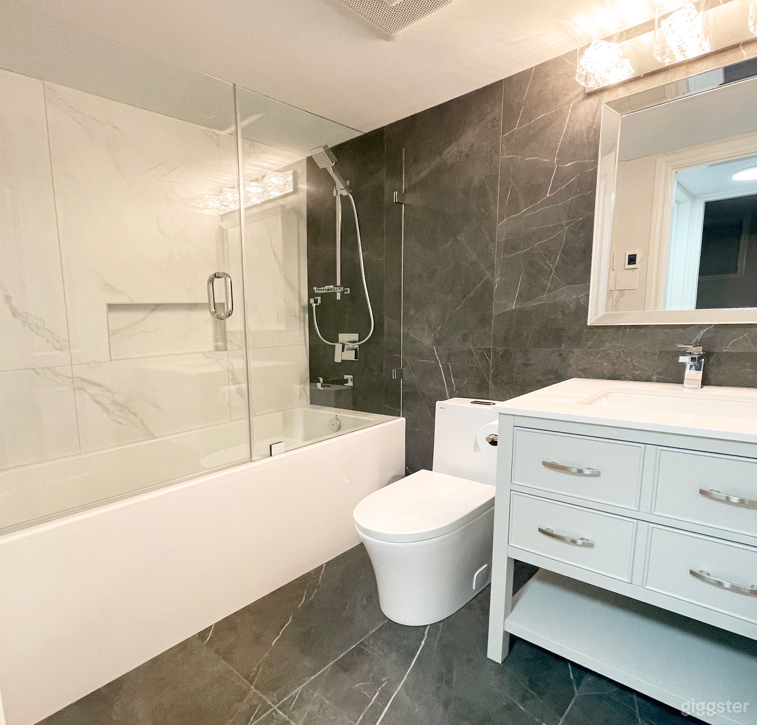 Cozy Modern 1 Bedroom 1 Bathroom Full Kitchen Photo 4