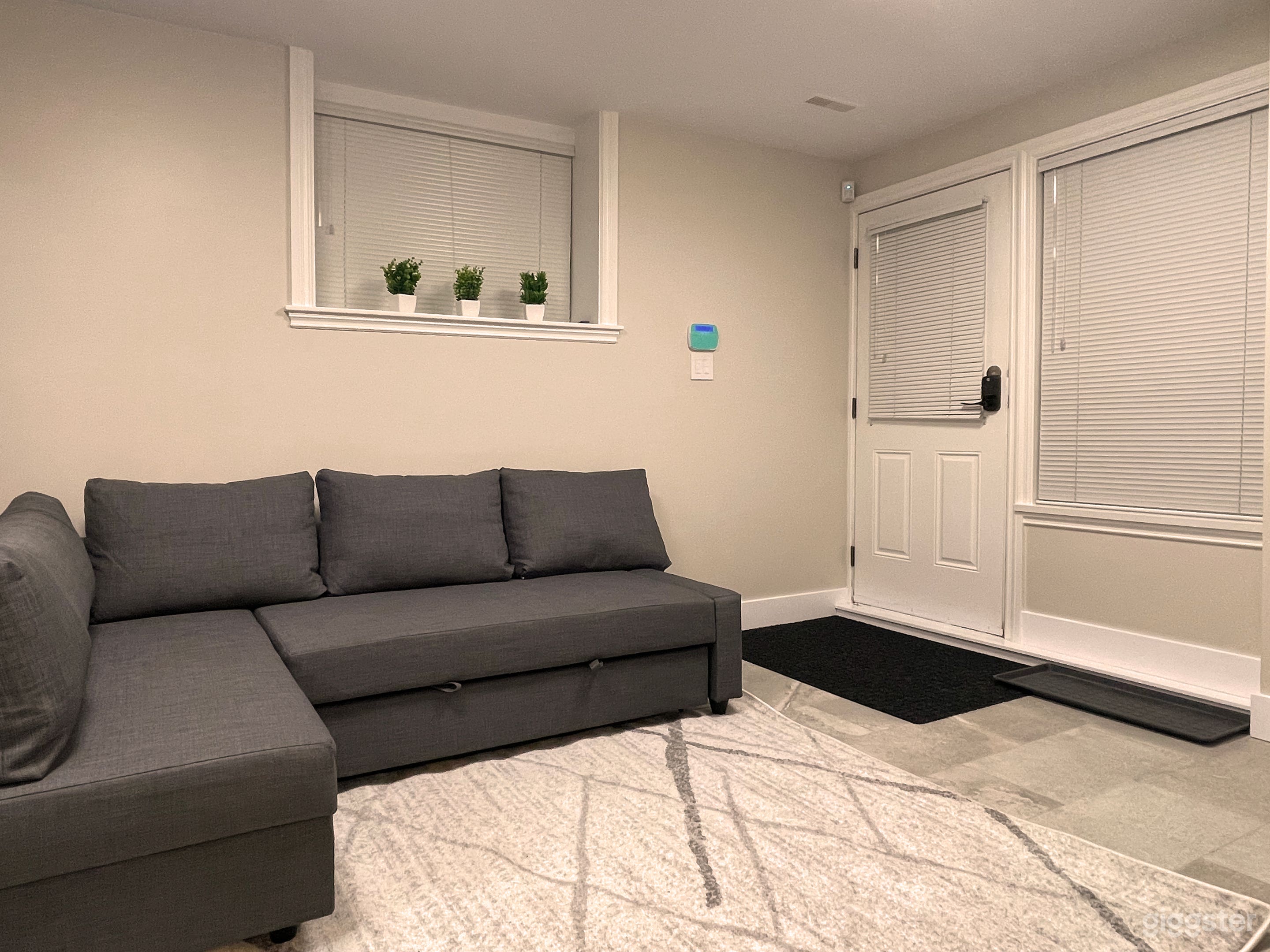 Cozy Modern 1 Bedroom 1 Bathroom Full Kitchen Photo 1