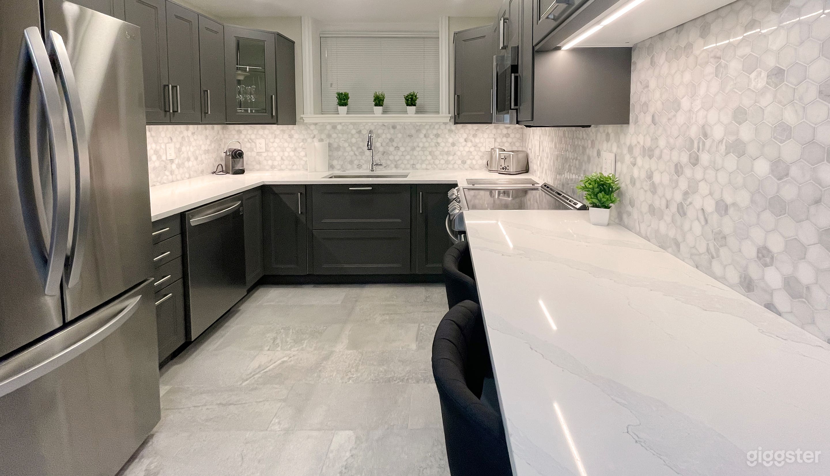 Cozy Modern 1 Bedroom 1 Bathroom Full Kitchen Photo 3