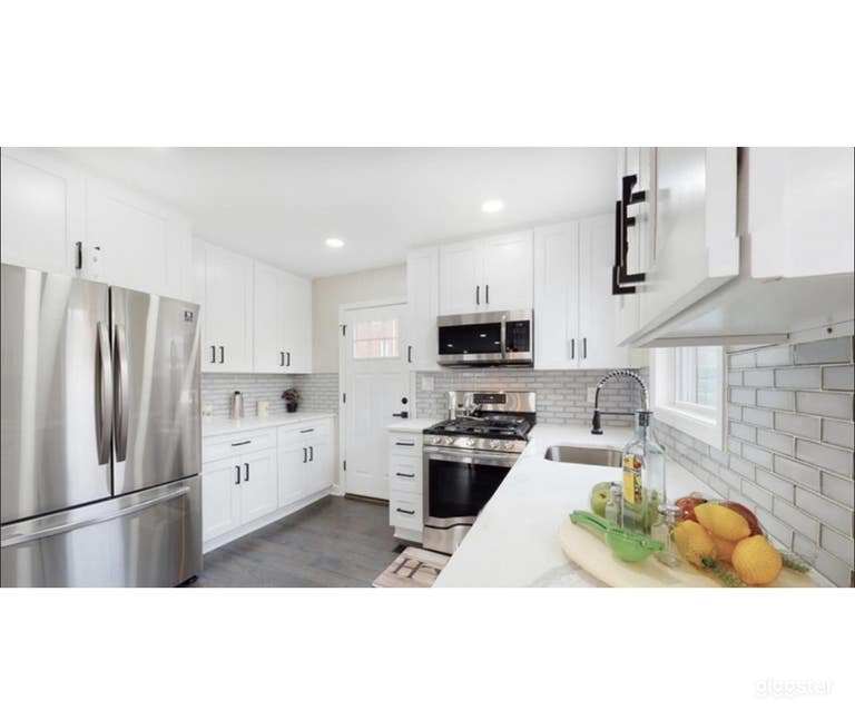 Newly renovated White Kitchen with stainless steel appliances, open floor plan, coffee bar and wine bar. Great for photoshoots, interviews, podcasts and more! 