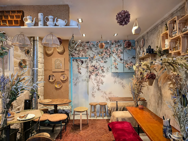 Café-jardin enchanteur avec mur en pierre rustique 