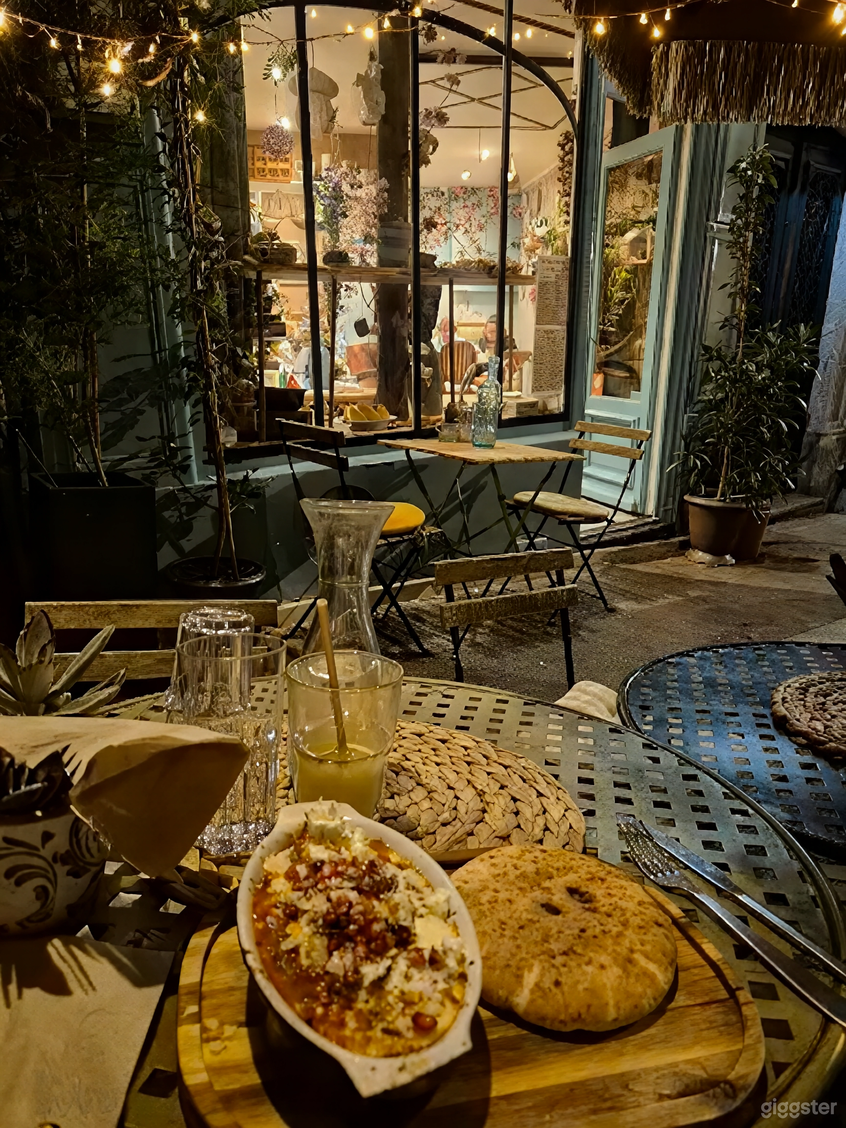 Photo de Café-jardin enchanteur avec mur en pierre rustique 4