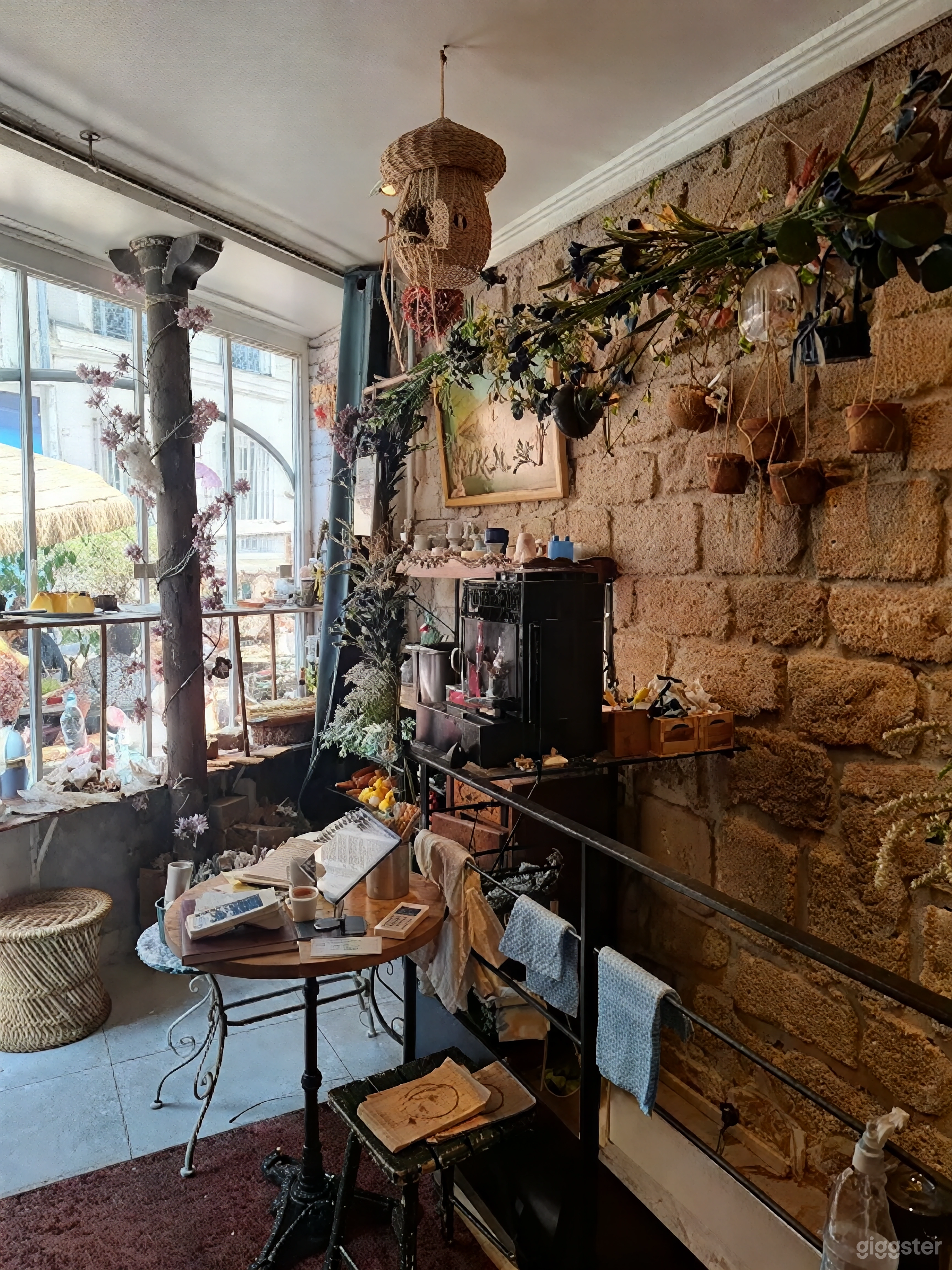 Photo de Café-jardin enchanteur avec mur en pierre rustique 3