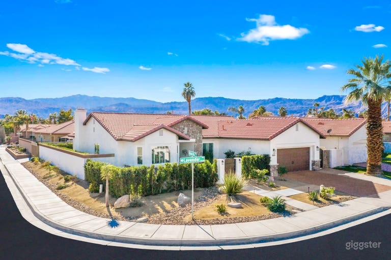  Stunning modern desert oasis, open plan with pool 