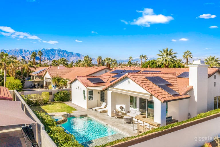  Stunning modern desert oasis, open plan with pool 