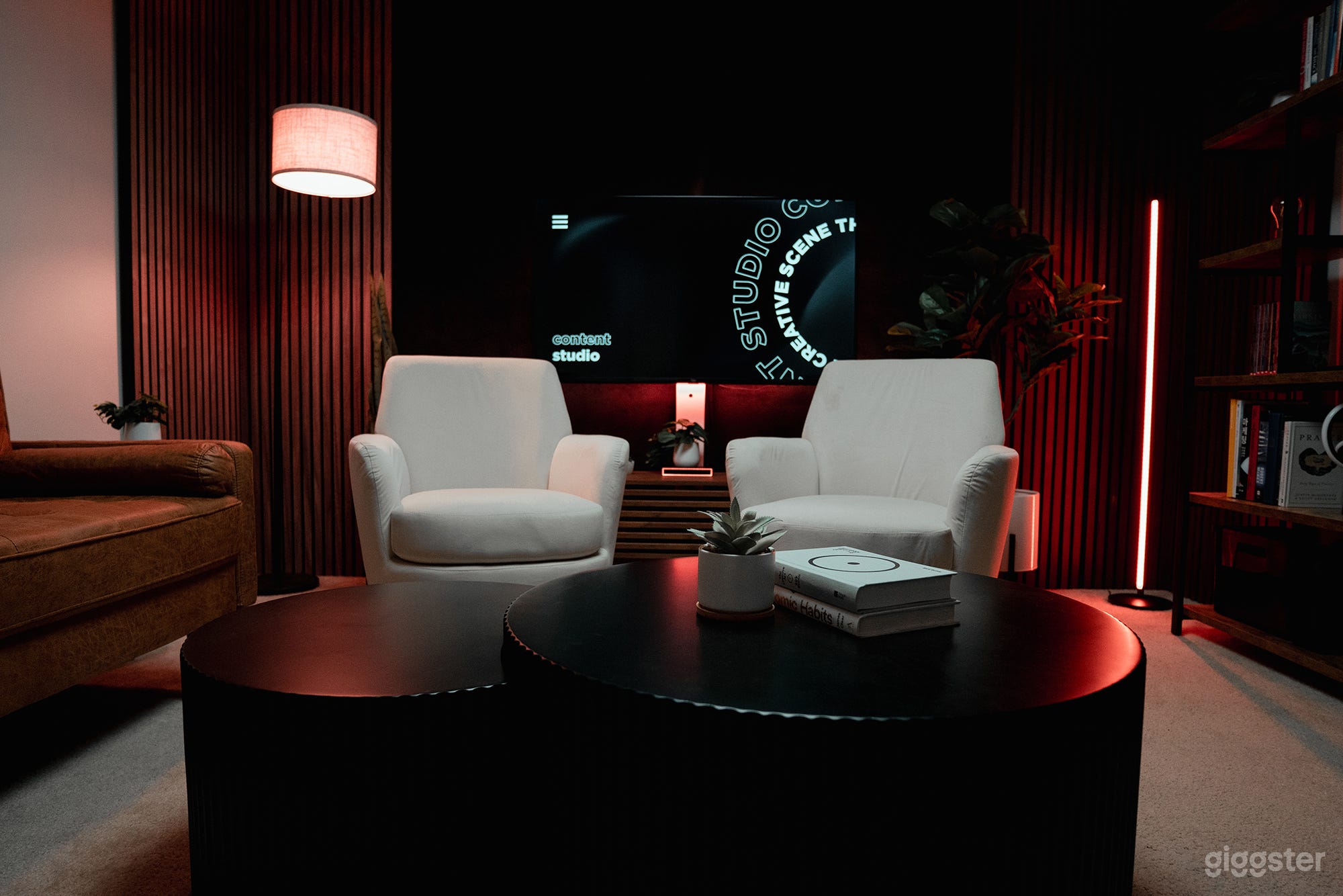 Podcast &amp; Content Creators - Modest Home Studio Photo 3