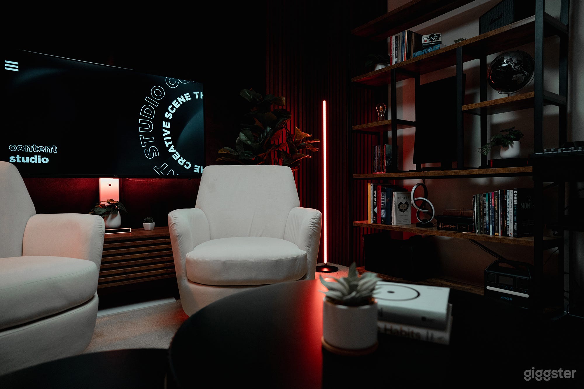 Podcast &amp; Content Creators - Modest Home Studio Photo 1