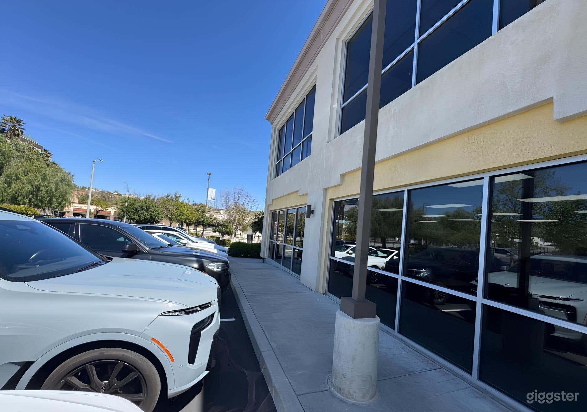 Hospital Parking Space and Exterior Photo 4