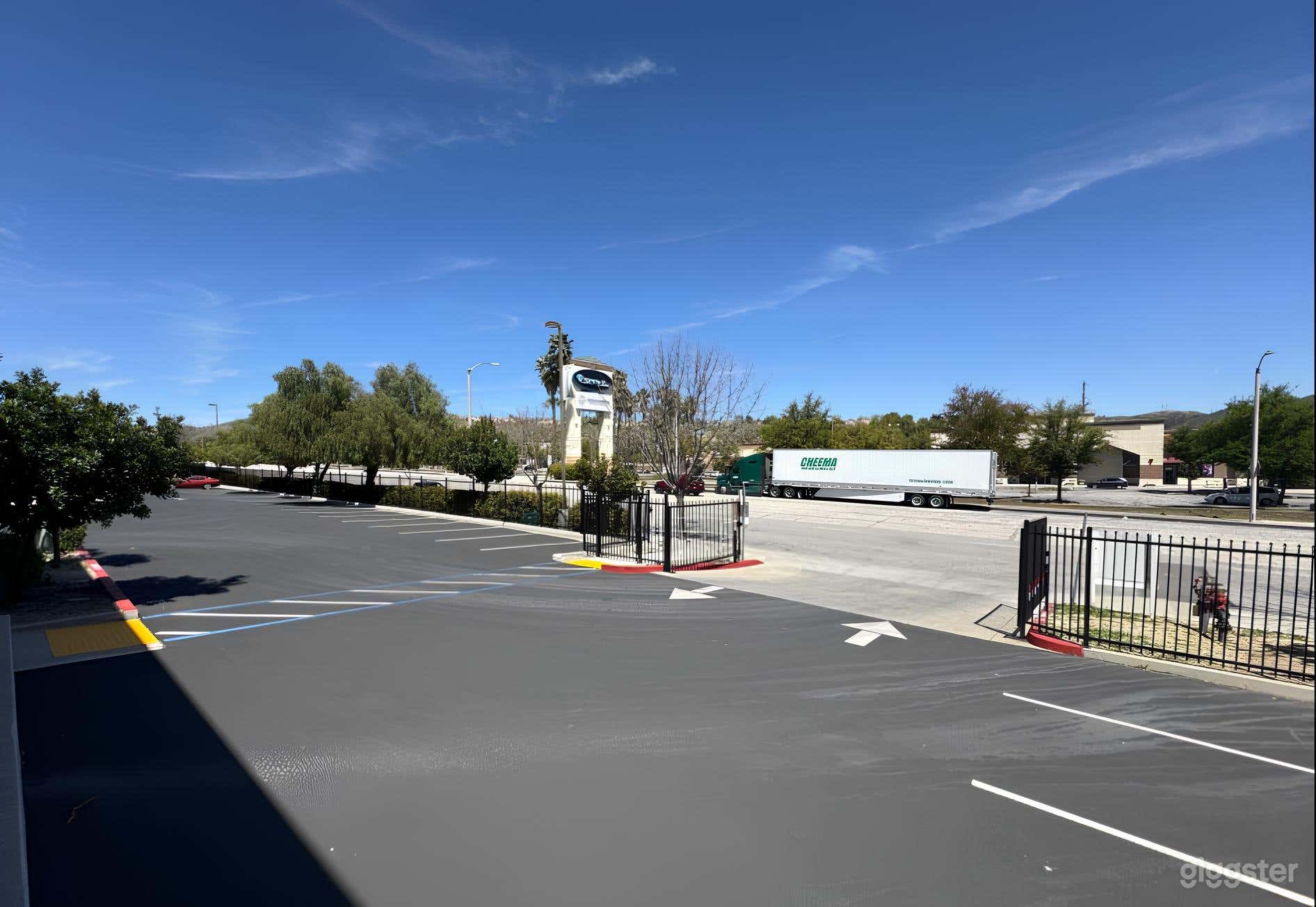 Hospital Parking Space and Exterior Photo 1