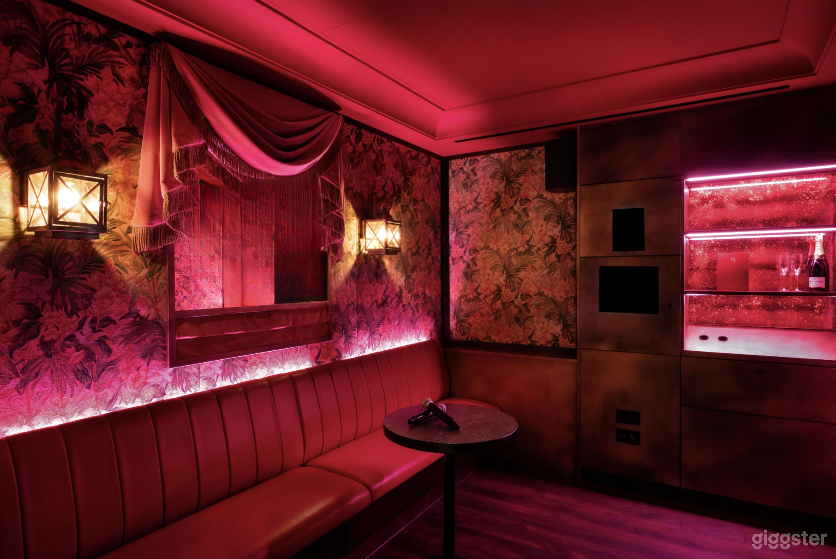 The Pink Carriage Room Photo 1