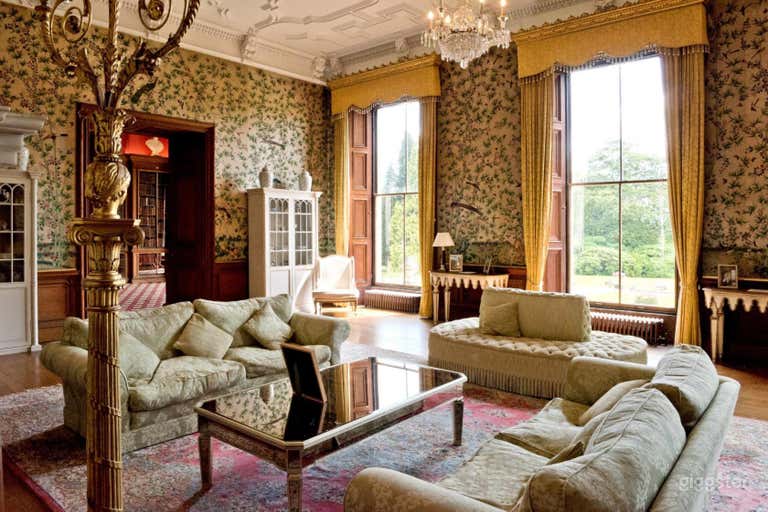  Fascinating Drawing Room in Stafford 