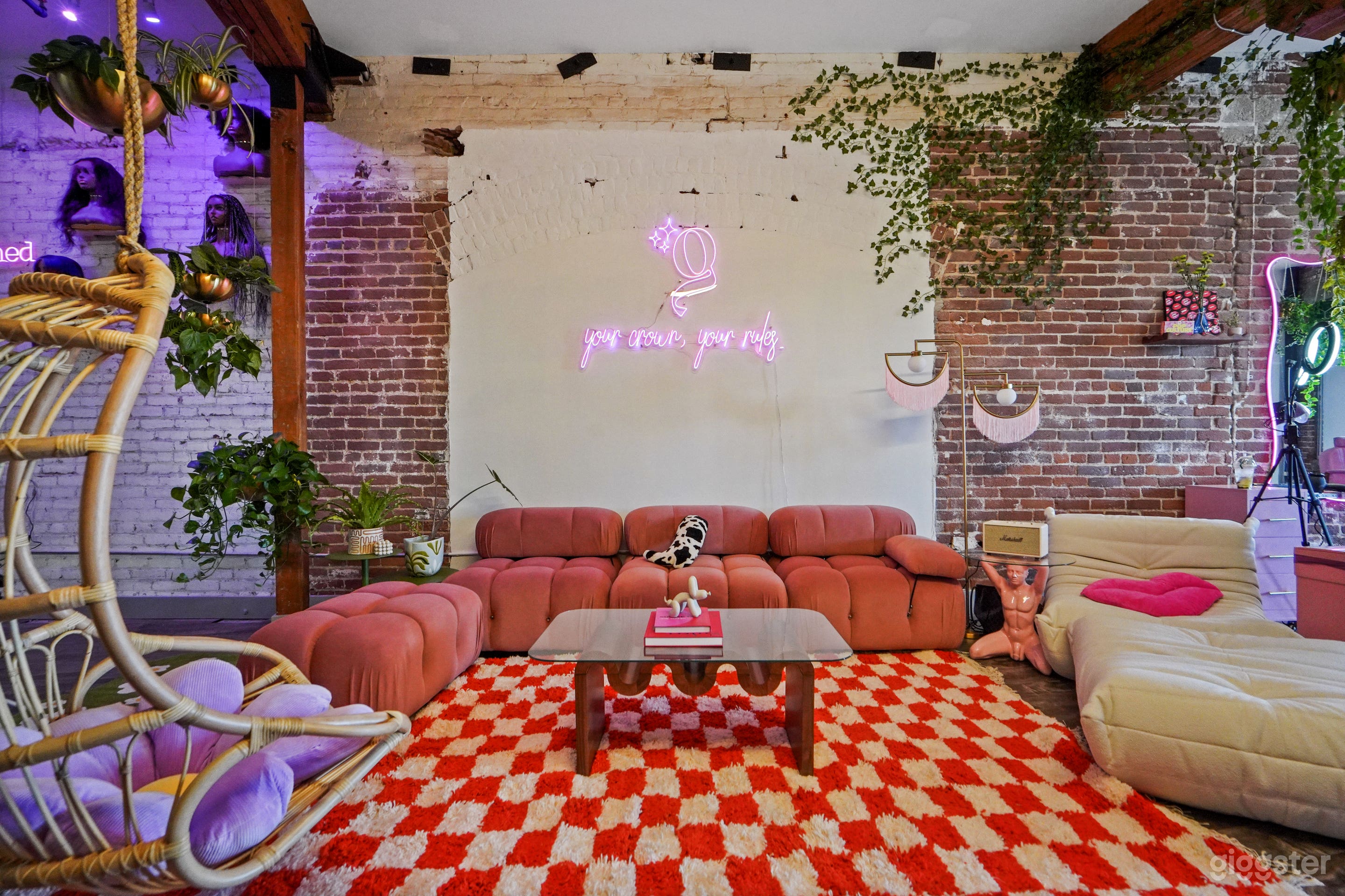 Super Stylish, Pink Aesthetic Salon in DTLA Photo 3