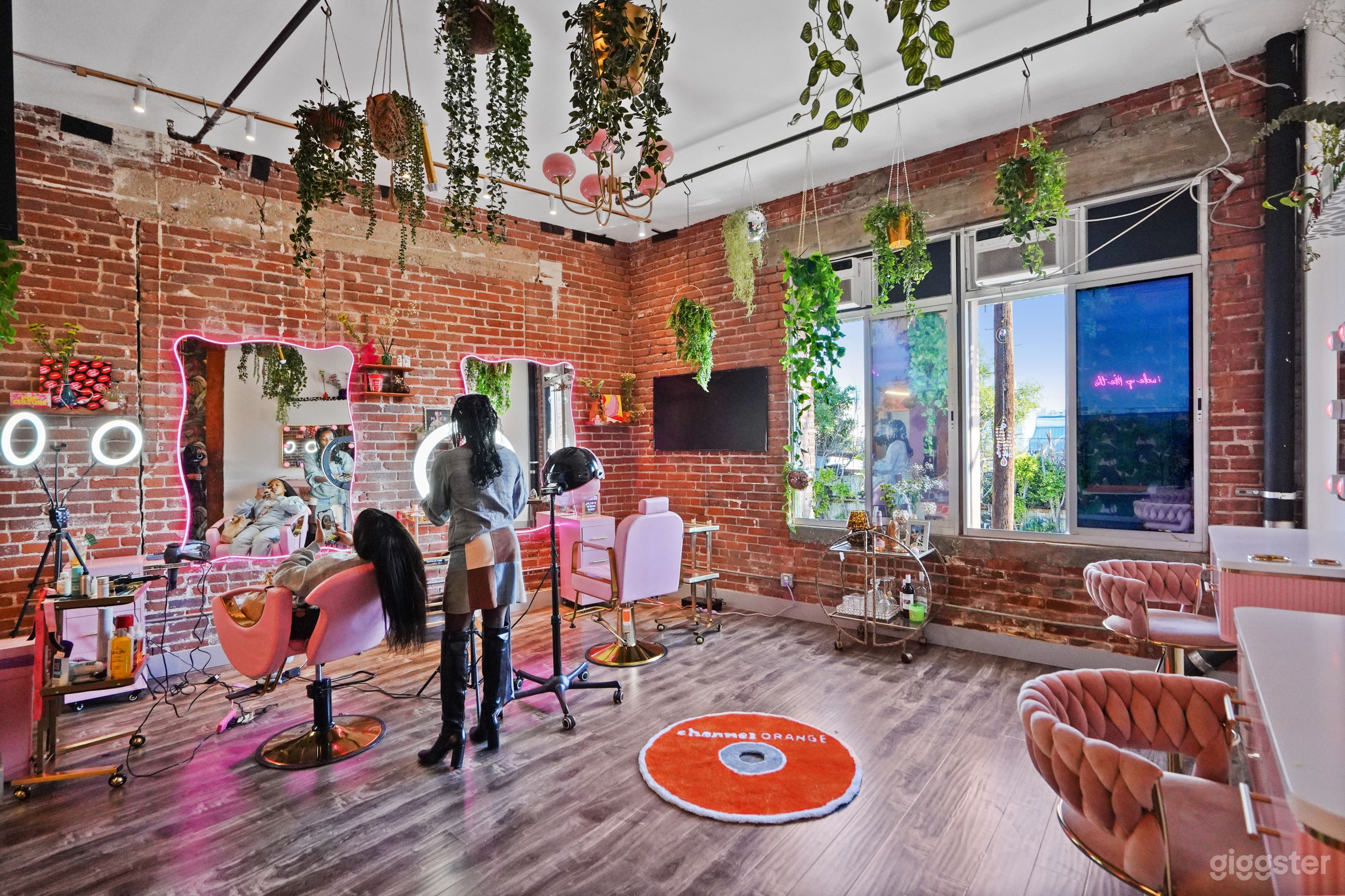 Super Stylish, Pink Aesthetic Salon in DTLA Photo 4