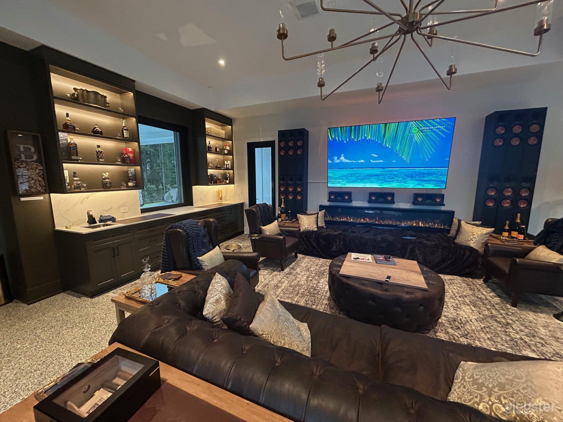 Versatile high end multi purpose custom residence. Photo 2