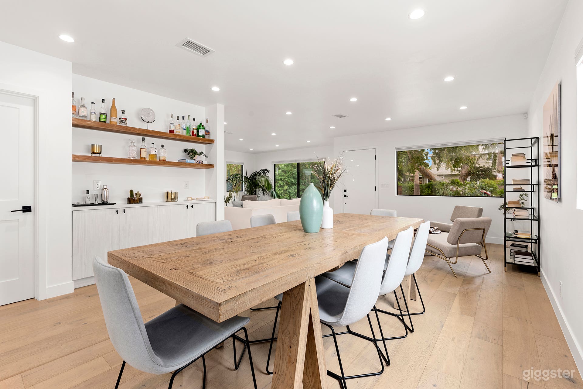 Stylish and spacious home Photo 2