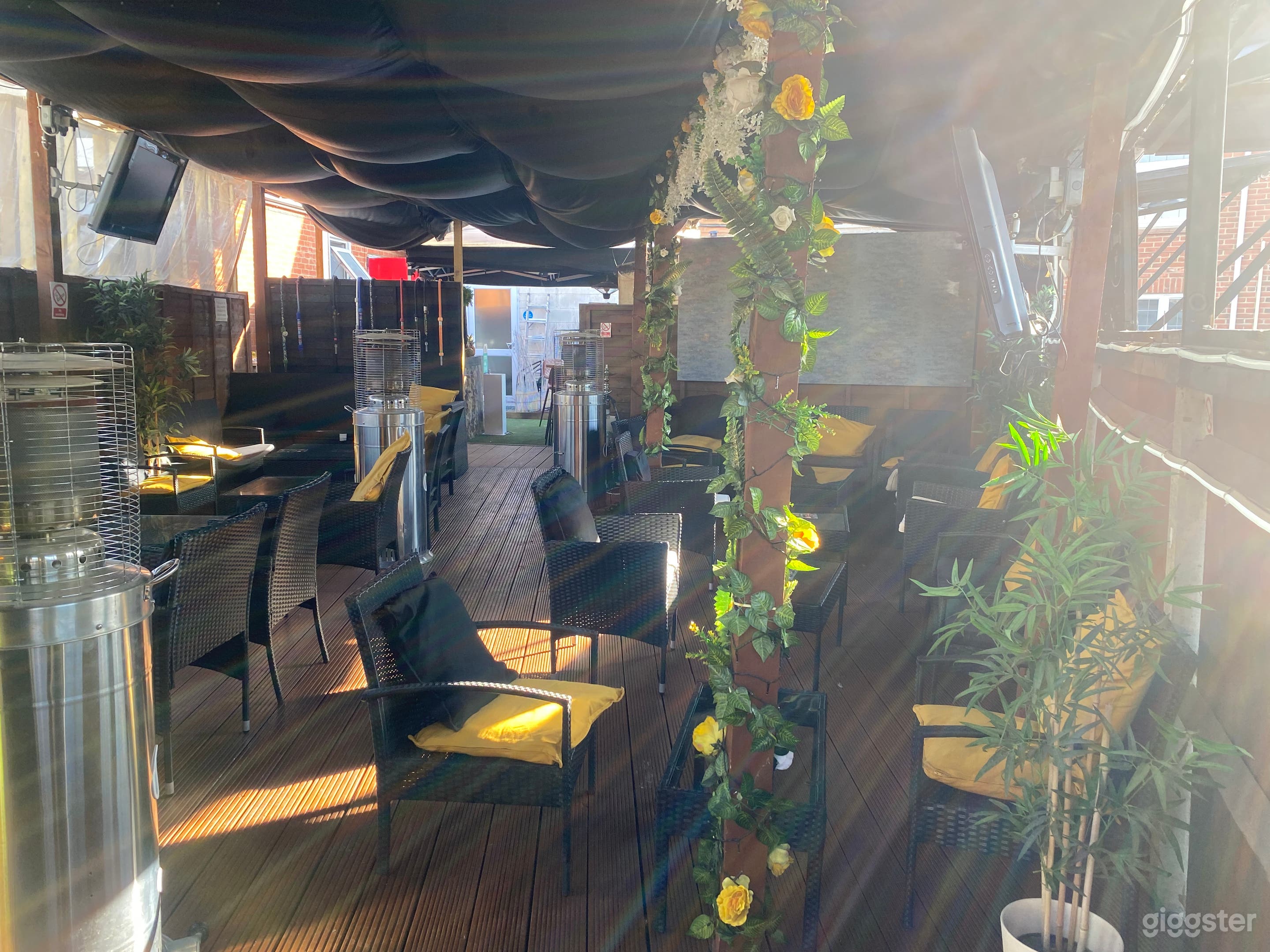 Outdoor Heated lounge  Photo 4