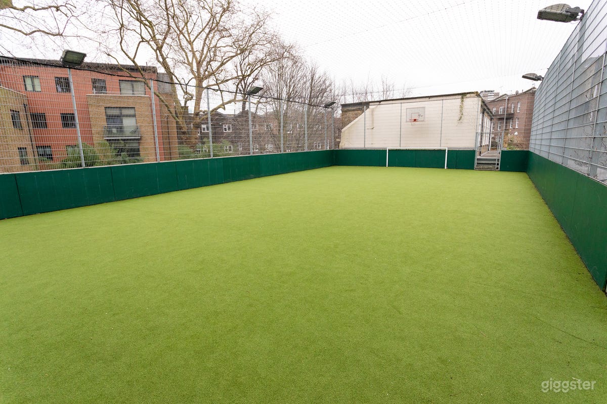 Outdoor Sports Pitch - Angel Photo 3