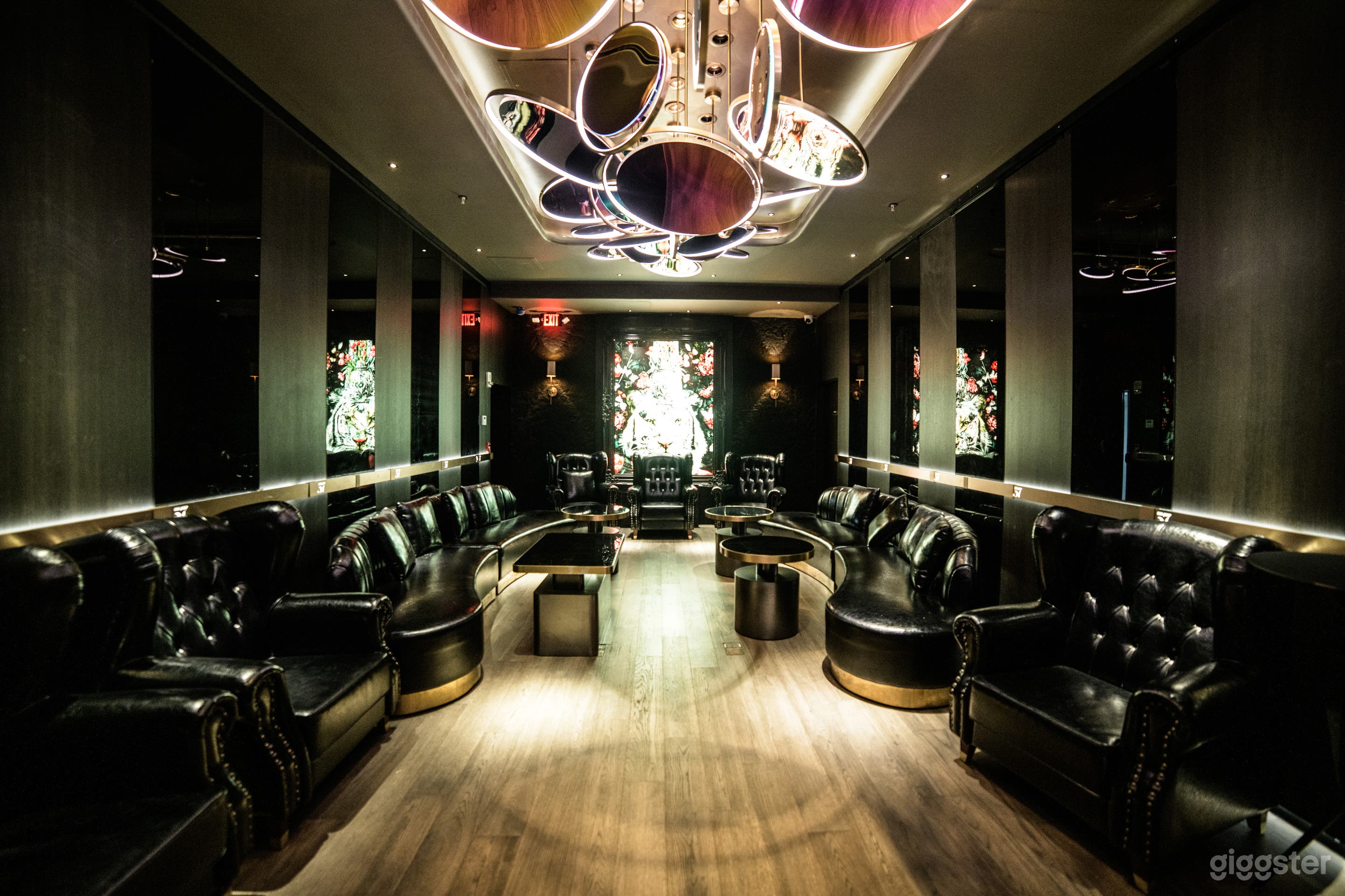 Signature Modern Lounge Photo 1