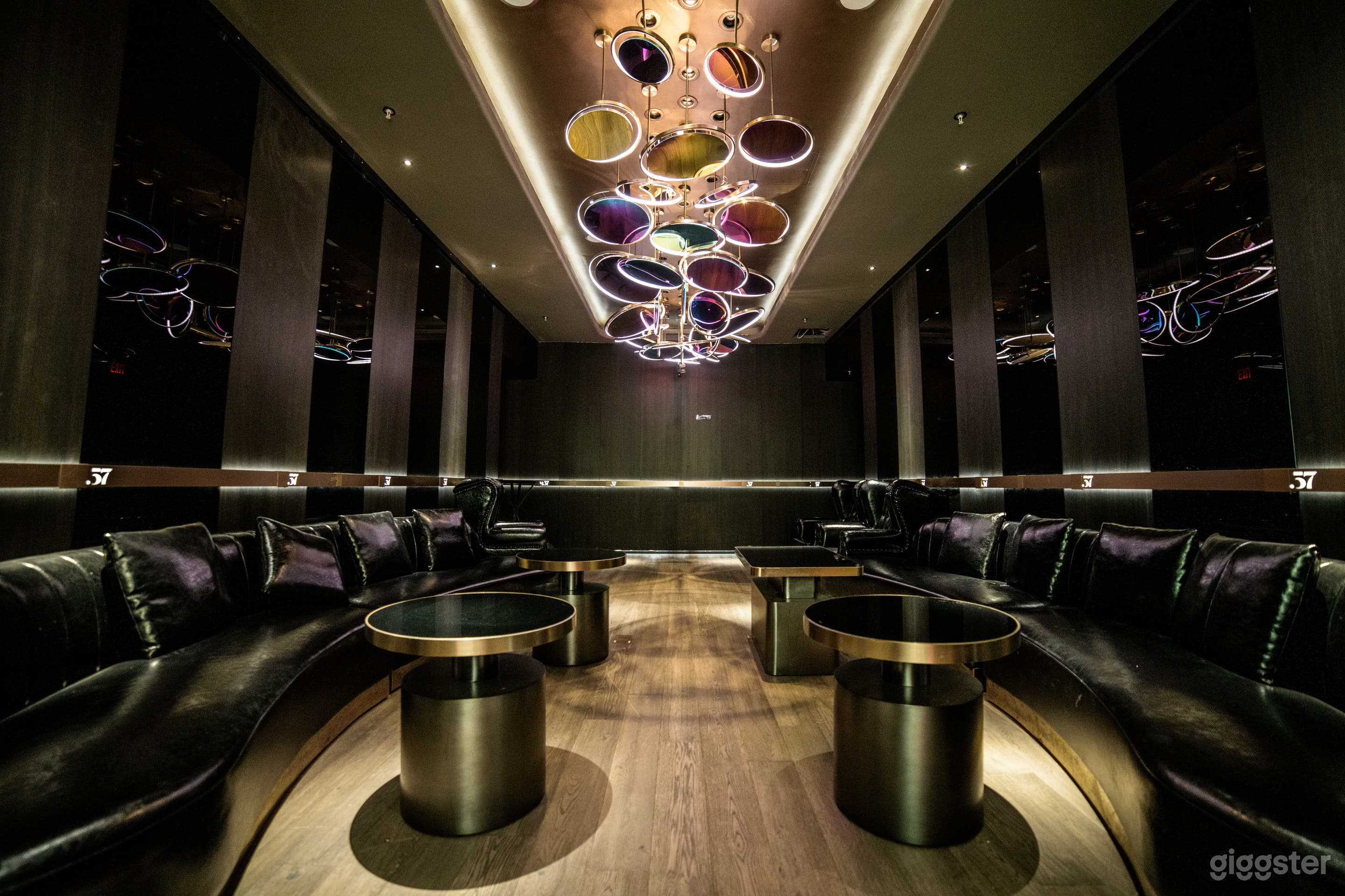 Signature Modern Lounge Photo 3