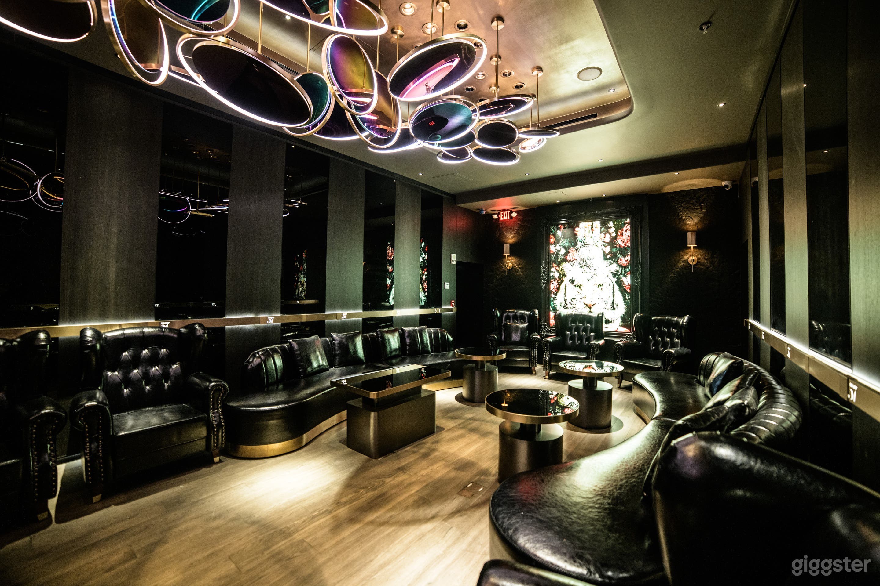 Signature Modern Lounge Photo 2