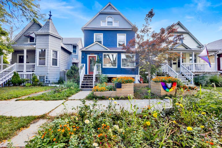  Modern Chicago 'suburbs-within-the-city' Home 