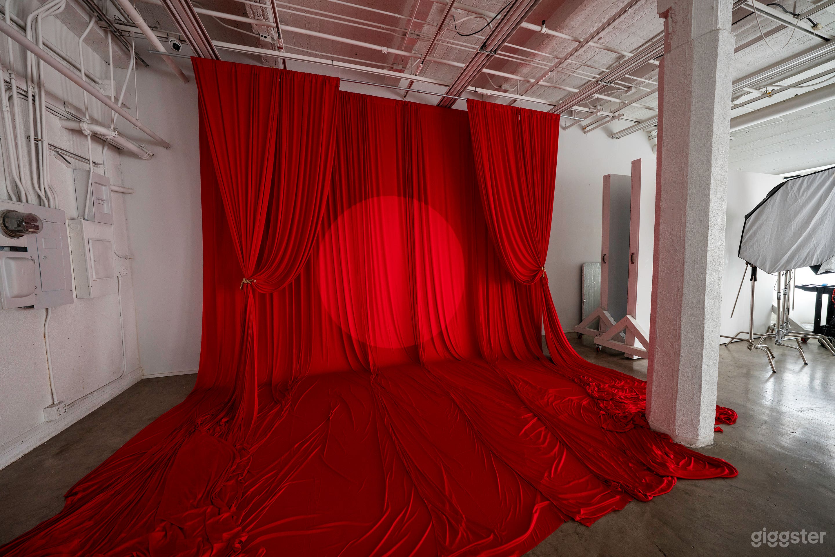 A Daylight Loft with DTLA View Photo 4