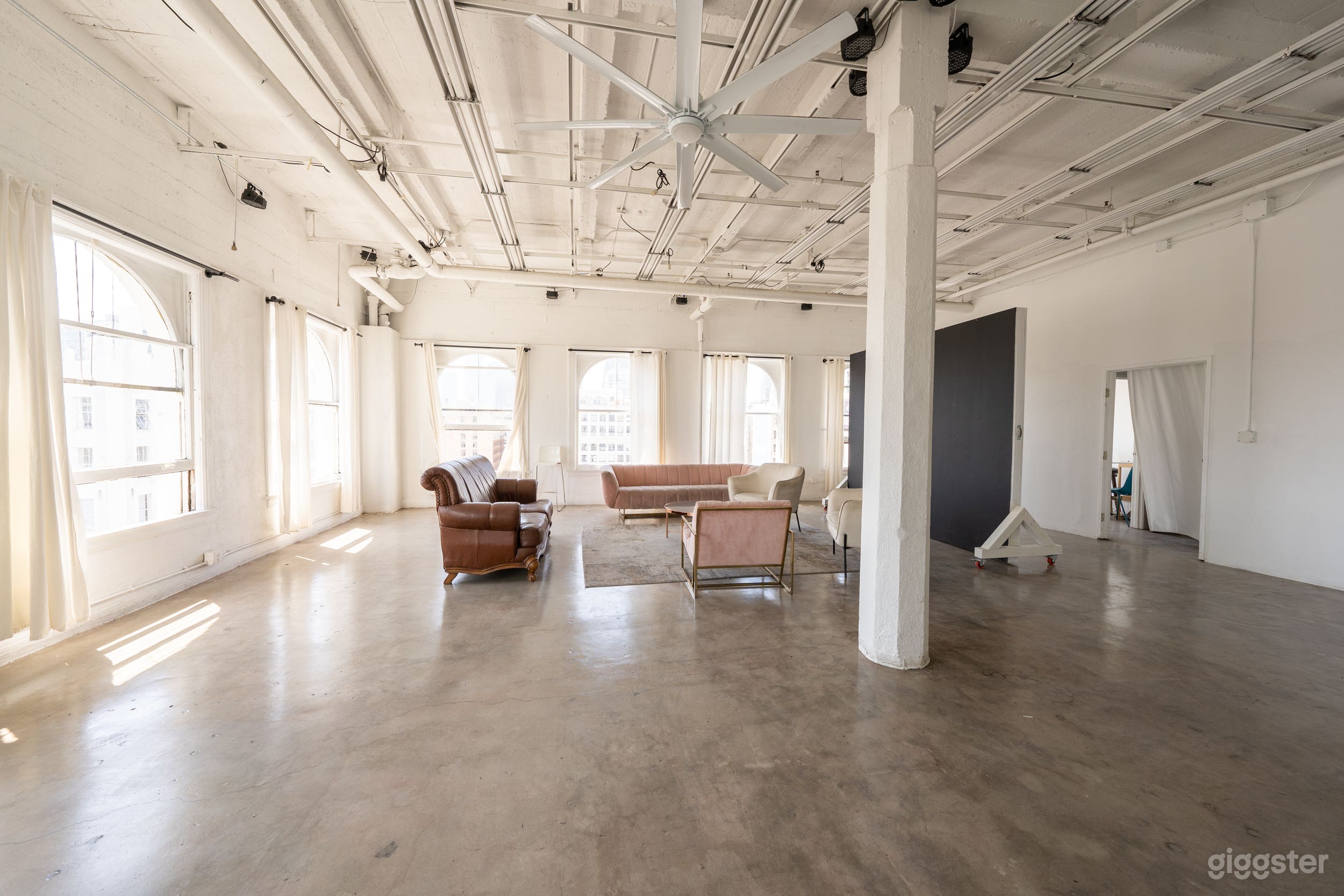 A Daylight Loft with DTLA View Photo 3