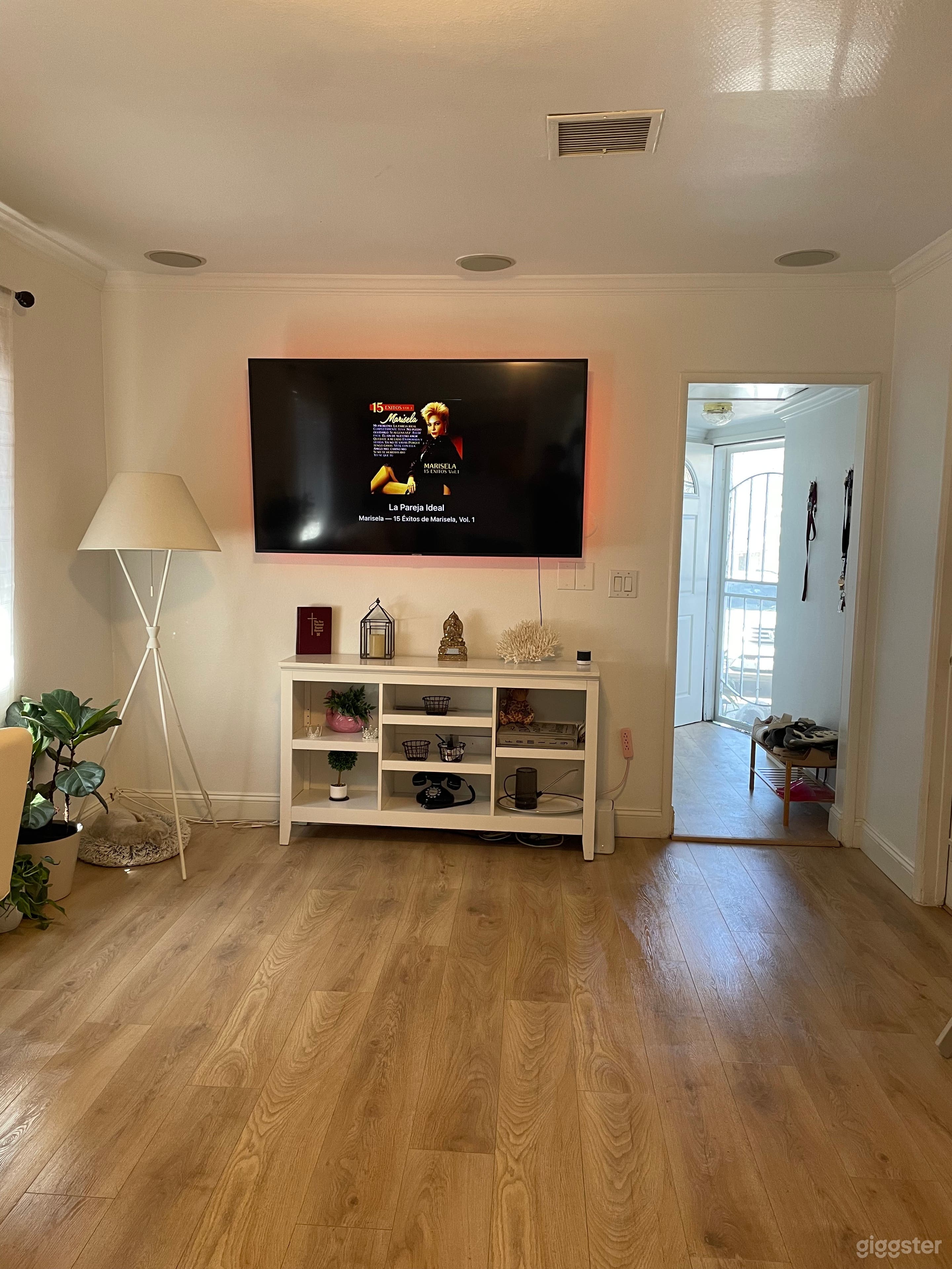 The bright and inviting living room features large windows that fill the space with natural light, creating a warm atmosphere ideal for film scenes. Its modern design and neutral color palette provide a versatile backdrop