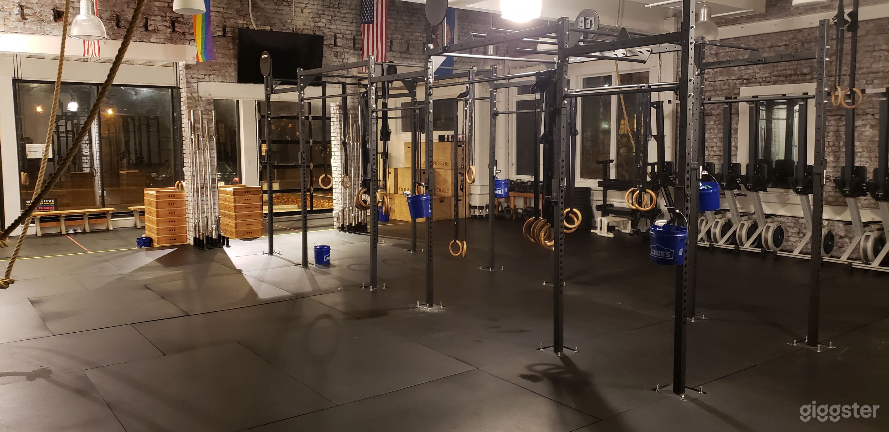 Spacious Fitness Center Photo 1