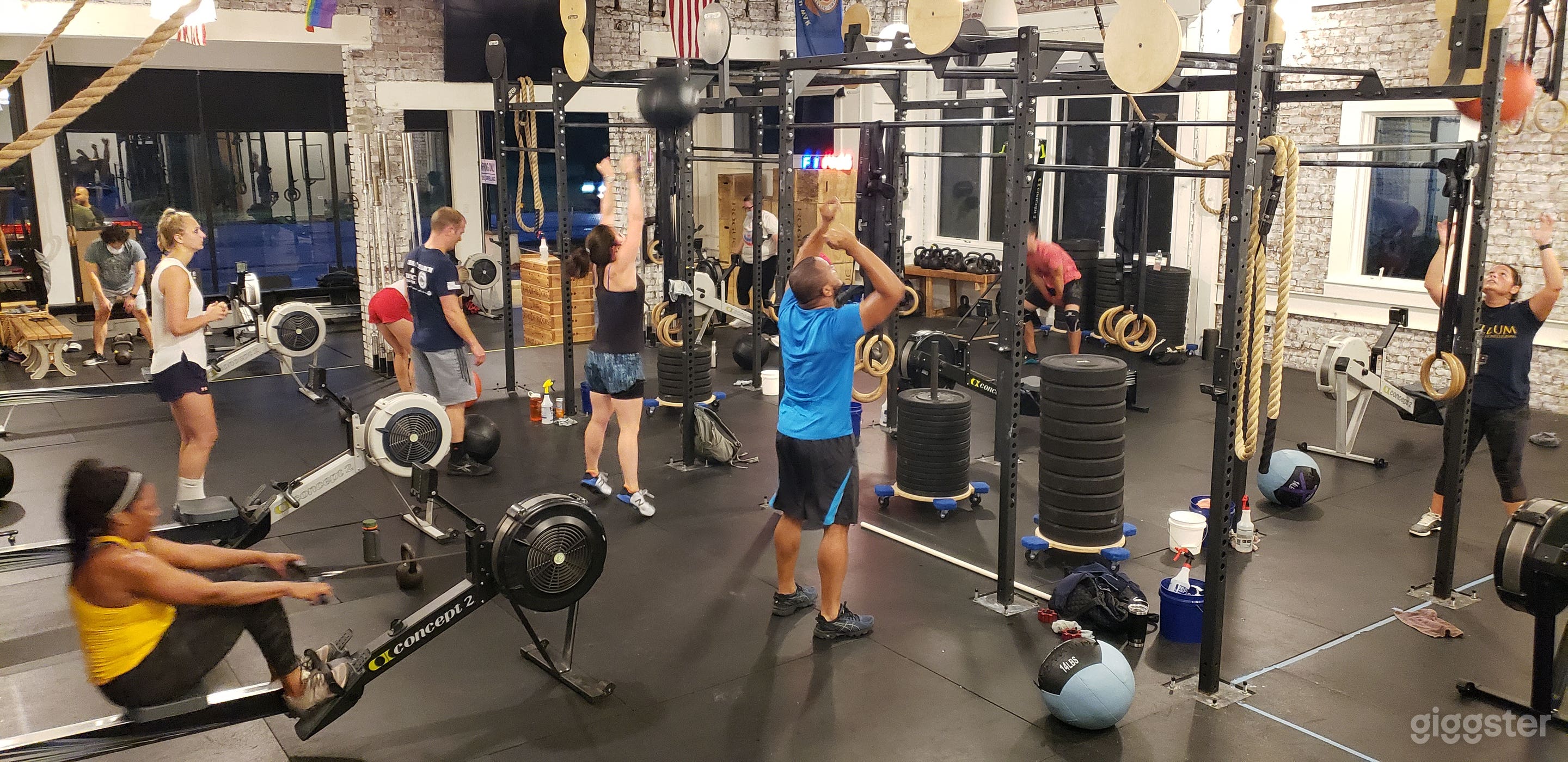 Spacious Fitness Center Photo 4