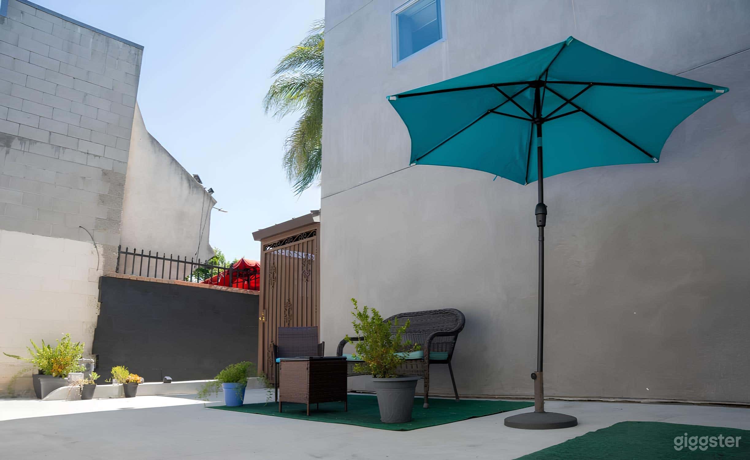 Private Courtyard Photo 3